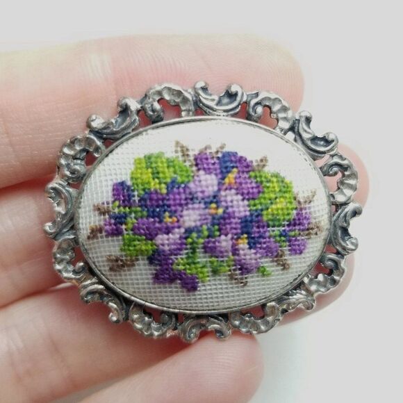 Vintage Purple Pansy Cross Stitch Style Brooch Silver Tone Setting Floral Estate - Picture 1 of 6